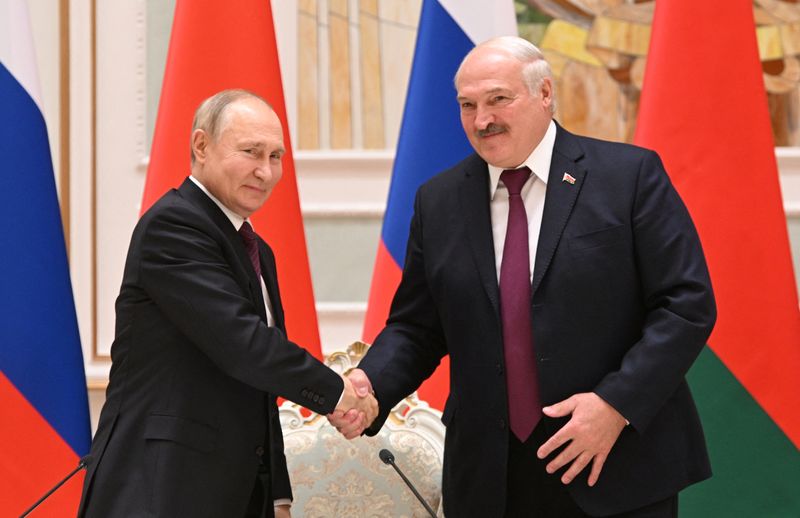 &copy; Reuters. الرئيس الروسي فلاديمير بوتين يصافح نظيره رئيس روسيا البيضاء ألكسندر لوكاشينكو خلال اجتماع في مينسك في روسيا البيضاء يوم 19 ديسمبر كانون الأ