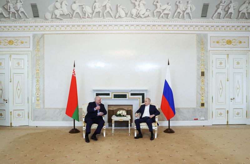 © Reuters. الرئيس الروسي فلاديمير بوتين خلال اجتماع مع نظيره رئيس روسيا البيضاء ألكسندر لوكاشينكو  في سانت بطرسبرج في روسيا  يوم الأحد. صورة لرويترز من ممثل لوكالات الأنباء.