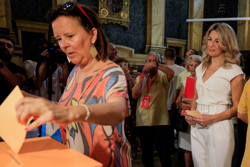 &copy; Reuters. La dirigeante espagnole de gauche Sumar, Yolanda Diaz, attend dans une file d'attente pour voter lors des élections générales anticipées. /Photo prise le 24 juillet 2023 à Madrid, Espagne/REUTERS/Vincent West