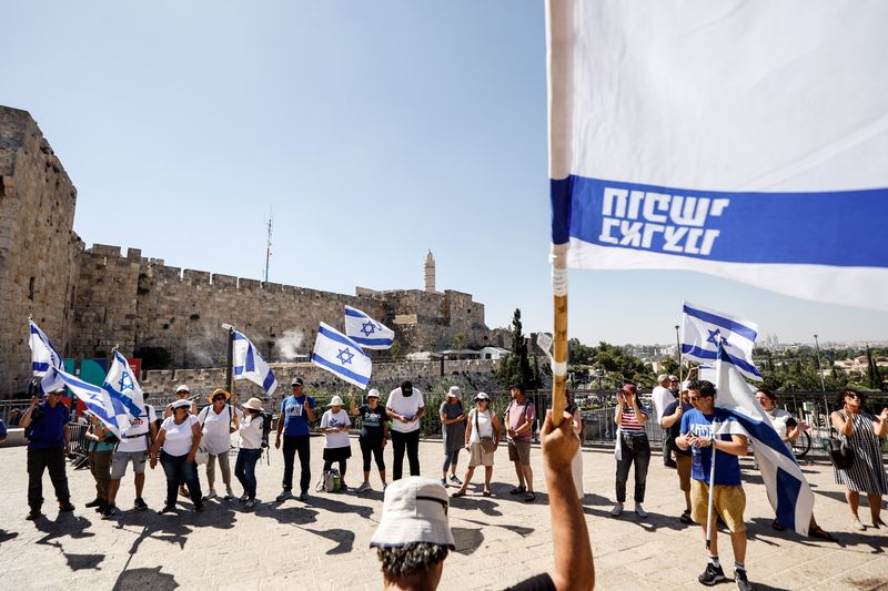 © Reuters. متظاهرون يرفعون الأعلام الإسرائيلية في أثناء احتجاج ضد رئيس الوزراء الإسرائيلي بنيامين نتنياهو في القدس يوم الأحد. تصوير: عامير كوهين - رويترز.