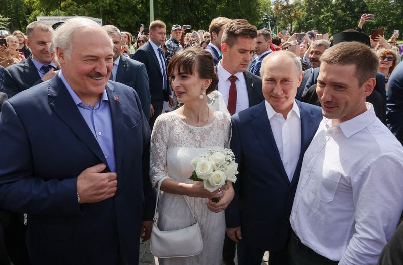 © Reuters. Russian President Vladimir Putin and Belarusian President Alexander Lukashenko meet people outside the Naval Cathedral of St. Nicholas in Kronstadt near Saint Petersburg, Russia July 23, 2023. Sputnik/Alexander Demyanchuk/Pool via REUTERS