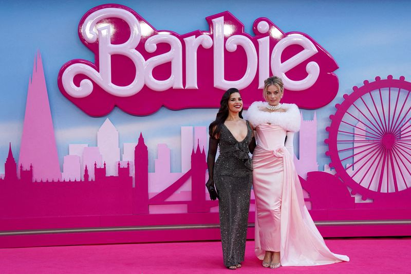 &copy; Reuters. FOTO DE ARCHIVO. América Ferrera y Margot Robbie asisten al estreno europeo de "Barbie" en Londres, Reino Unido. 12 de julio de 2023. REUTERS/Maja Smiejkowska