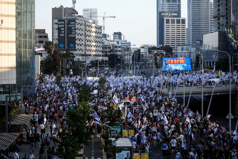 © Reuters. People take part in a demonstration supporting Israeli Prime Minister Benjamin Netanyahu and his nationalist coalition government's judicial overhaul, in Tel Aviv, Israel July 23, 2023. REUTERS/Shir Torem