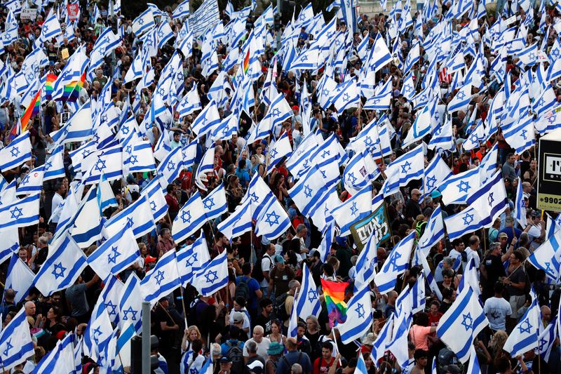 © Reuters. Protesters stage demonstrations against Israeli Prime Minister Benjamin Netanyahu and his nationalist coalition government's judicial overhaul, in the lead up to final vote on a law that would limit some Supreme Court power, in Jerusalem July 23, 2023. REUTERS/Ammar Awad