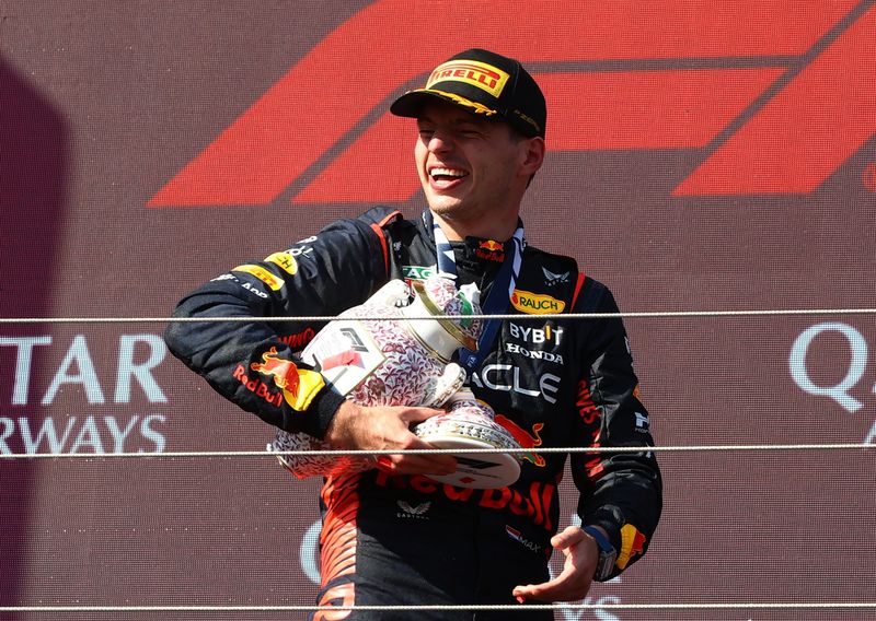 &copy; Reuters. Max Verstappen, da Red Bull, comemora no pódio com o troféu após vencer o Grande Prêmio da Hungria 
23/07/2023
REUTERS/Bernadett Szabo