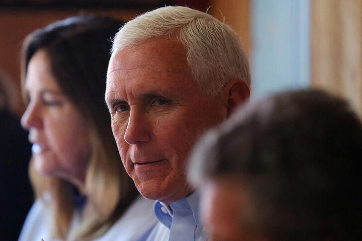 &copy; Reuters. Ex-vice-presidente e candidato presidencial republicano Mike Pence durante uma refeição em um restaurante em Brentwood, New Hampshire, EUA
20/07/2023
REUTERS/Brian Snyder