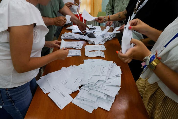 &copy; Reuters. Los vocales de una mesa electoral recuentan los votos en Ronda, España. 23 julio 2023. REUTERS/Jon Nazca