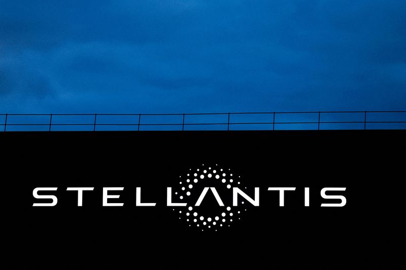 &copy; Reuters. FILE PHOTO: The logo of Stellantis is seen on a company's building in Velizy-Villacoublay near Paris, France, Feb. 23, 2022. REUTERS/Gonzalo Fuentes/File Photo