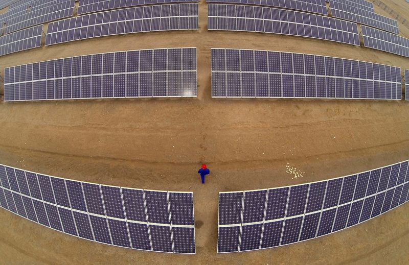 &copy; Reuters. FILE PHOTO: A worker inspects solar panels at a solar farm in Dunhuang, 950km (590 miles) northwest of Lanzhou, Gansu Province September 16, 2013.  REUTERS/Carlos Barria/File Photo