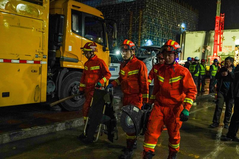 © Reuters. 　中国東北部の黒竜江省チチハル市の学校で２３日、体育館のコンクリート製の屋根が崩落し、１０人が死亡した。写真は救助活動に当たる消防隊。提供写真。cnsphoto via REUTERS（２０２３年　ロイター）