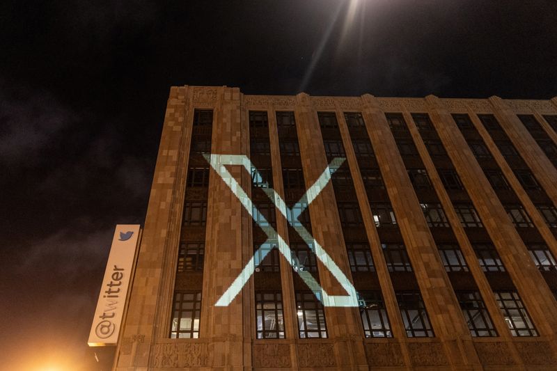© Reuters. Twitter's new logo is seen projected on the corporate headquarters building in downtown San Francisco, California, U.S. July 23, 2023. REUTERS/Carlos Barria