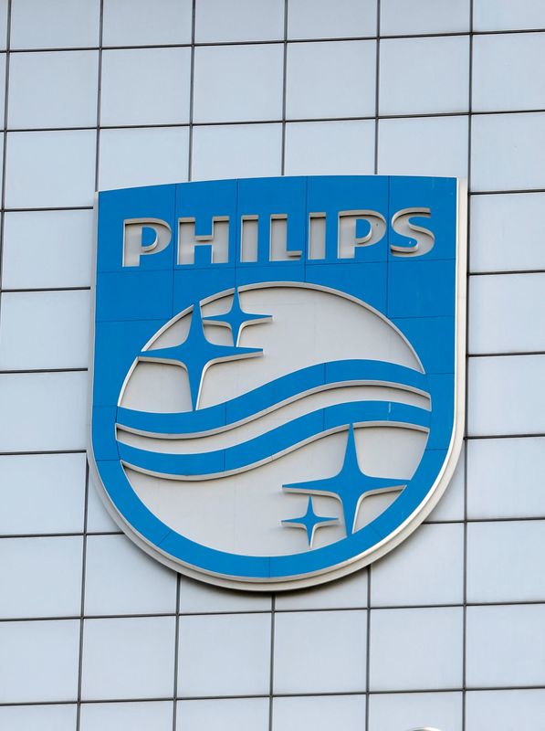 &copy; Reuters. Le logo de Philips sur le siège de l'entreprise à Amsterdam. /Photo prise le 29 janvier 2019/REUTERS/Eva Plevier