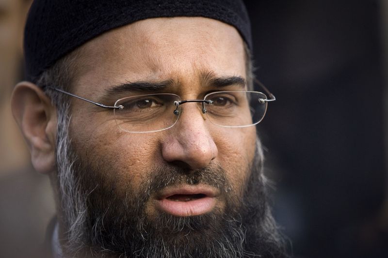 Radikal İngiliz İslamcı vaiz Anjem Choudary üç terör suçundan yargılanıyor