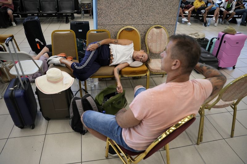 &copy; Reuters. Des touristes évacués attendent leur avion après les feux de fôrets sur l'île de Rhodes. /Photo prise le 24 juillet 2023/REUTERS/Fedja Grulovic