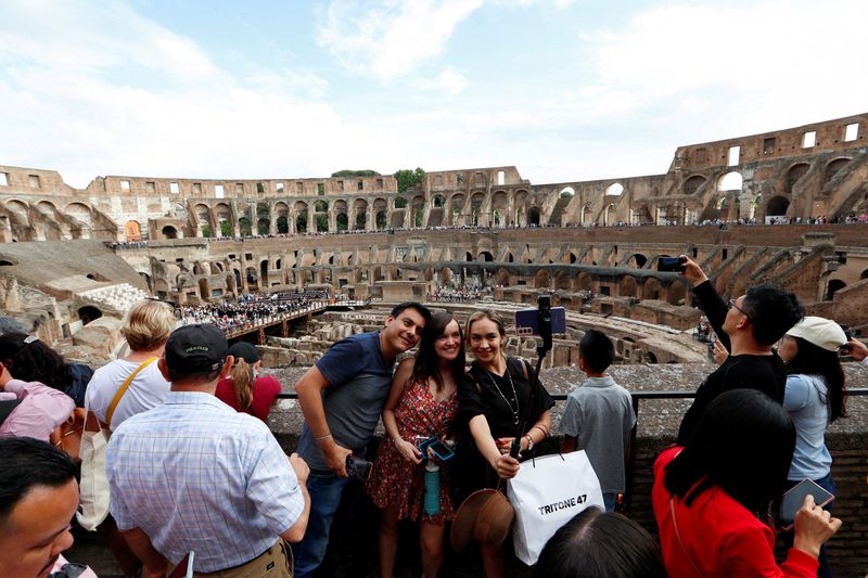 &copy; Reuters. FILE PHOTO: Tourists take a selfie inside the Colosseum, Rome, Italy May 30, 2023. REUTERS/Remo Casilli/File Photo