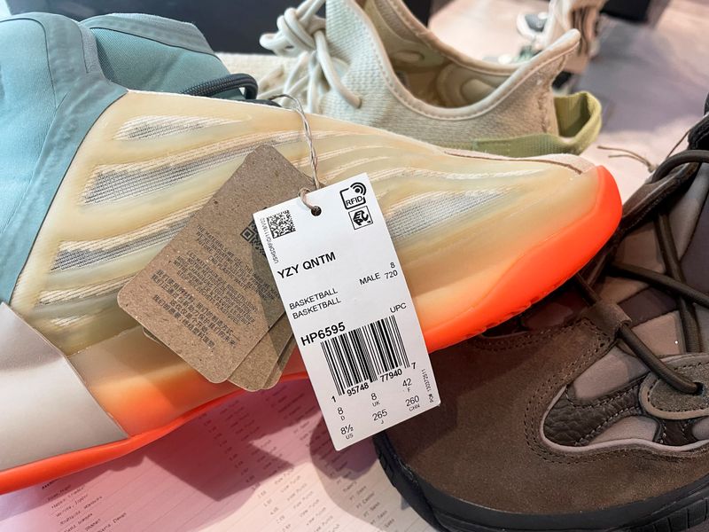 &copy; Reuters. Une paire de chaussures Yeezy dans une boutique aux États-Unis. /Photo prise le 25 octobre 2022/REUTERS/Shannon Stapleton