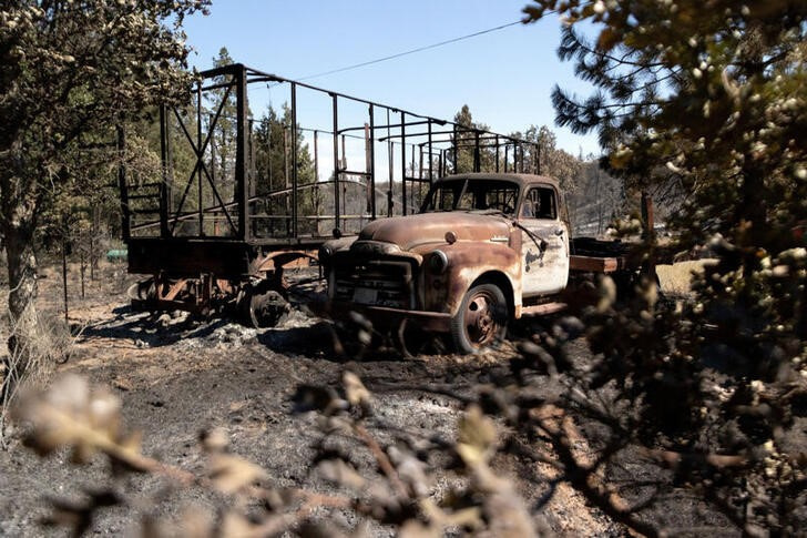 © Reuters. A burned truck and trailer as a result of the Newell Road Fire are seen in Klickitat County, Washington, U.S., July 23, 2023. REUTERS/Matt Mills McKnight