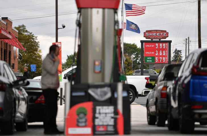 &copy; Reuters. Gasoline prices are displayed at a Sheetz station as customers fill their cars with gas in Wilkes-Barre, Pennsylvania, U.S. October 19, 2022.  REUTERS/Aimee Dilger