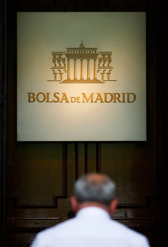 &copy; Reuters. L'entrée de la Bourse de Madrid. /Photo prise le 28 mai 2013/REUTERS/Sergio Perez