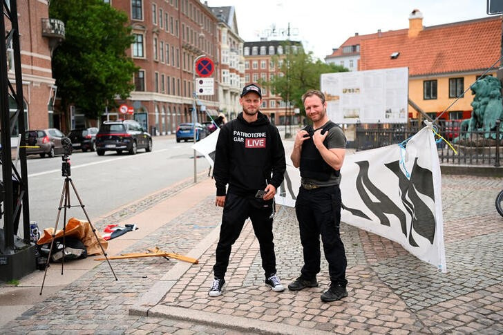 &copy; Reuters. Dos manifestantes de loa "Patriotas Daneses" protestan frente a la embajada de Irak en Copenhague, Dinamarca. 24 julio 2023. Ritzau Scanpix/Thomas Sjoerup/vía Reuters. ATENCIÓN EDITORES - ESTA IMAGEN FUE ENTREGADA POR UNA TERCERA PARTE.