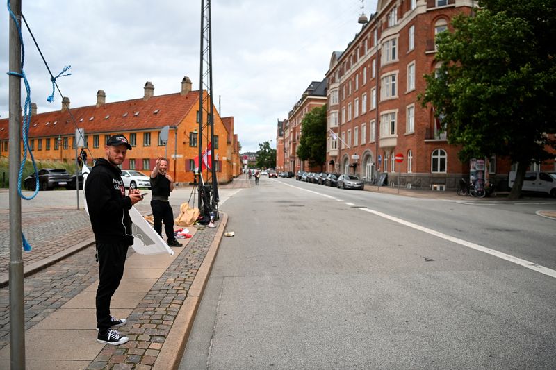 &copy; Reuters. Manifestantes queimam Alcorão em frente à embaixada iraquiana em Copenhague
 24/7/2023  Ritzau Scanpix/Thomas Sjoerup/via REUTERS