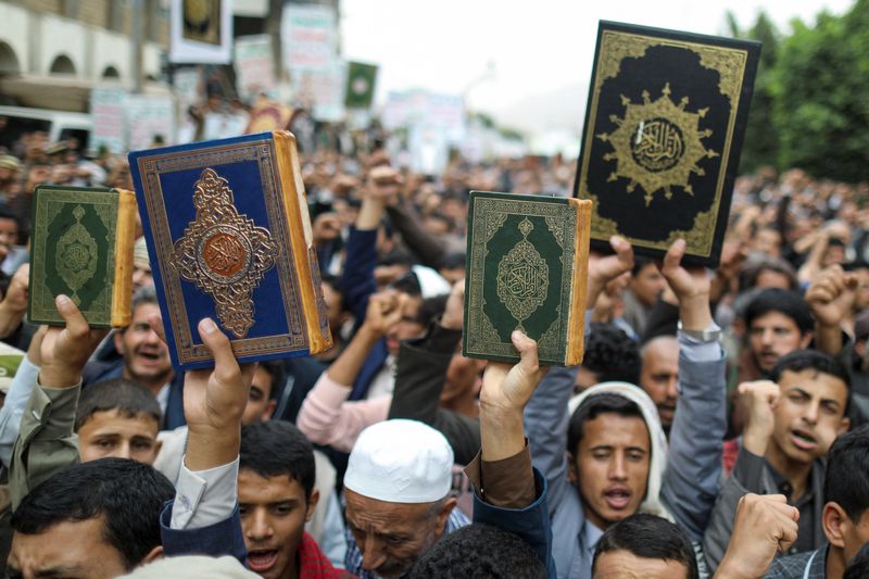 &copy; Reuters. Persone manifestano contro la profanazione del Corano in Danimarca, a Sanaa, Yemen, 24 luglio 2023. REUTERS/Khaled Abdullah