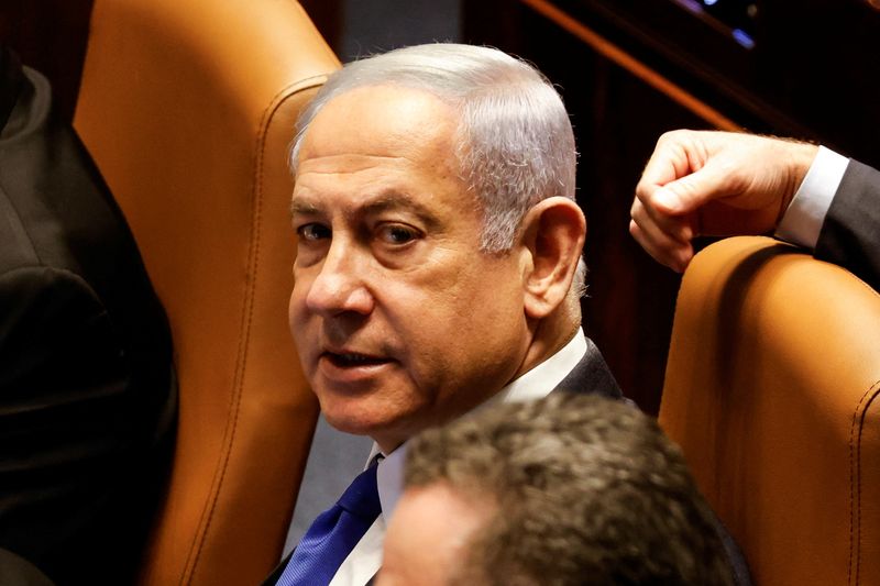 © Reuters. رئيس الوزراء الإسرائيلي بنيامين نتنياهو  يجلس بين النواب في جلسة للكنيست يوم الاثنين للتصويت على مشروع قانون لتقييد بعض صلاحيات المحكمة العليا. تصوير : عمير كوهين - رويترز . 