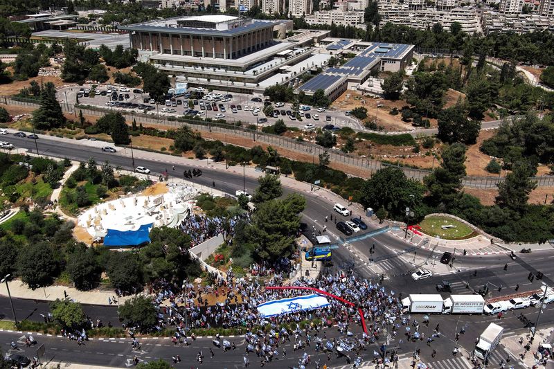 &copy; Reuters. An aerial view shows protesters holding an Israeli flag during a demonstration against Israeli Prime Minister Benjamin Netanyahu and his nationalist coalition government's judicial overhaul near the Knesset, Israel's parliament in Jersusalem July 24, 2023