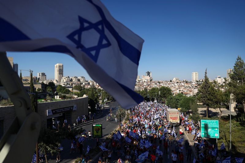 &copy; Reuters. محتجون على التعديلات القضائية في إسرائيل يوم 23 يوليو تموز 2023. تصوير: رونن زفولون - رويترز