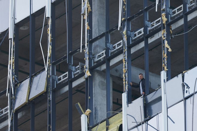 &copy; Reuters. Un miembro de los servicios de seguridad investiga el edificio dañado luego de un ataque con drones en Moscú, Rusia, el 24 de julio de 2023. REUTERS/Maxim Shemetov