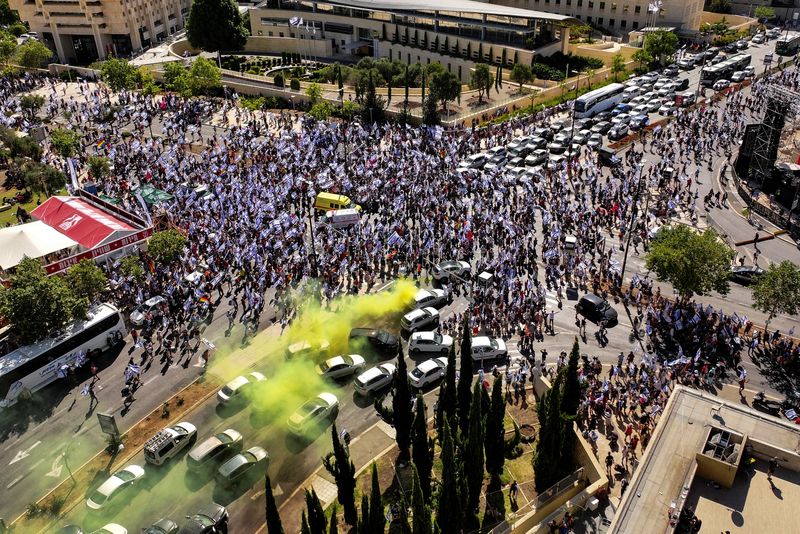 &copy; Reuters. Manifestantes contra reforma do Judiciário protestam perto da Suprema Corte de Israel, em Jerusalém
24/07/2023
REUTERS/Ilan Rosenberg