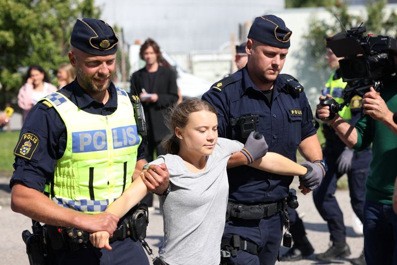 © Reuters. Swedish climate activist Greta Thunberg is lifted away by police when she takes part in a new climate action in Oljehamnen in Malmo, Sweden July 24, 2023.   TT News Agency/Andreas Hillergren/via REUTERS     