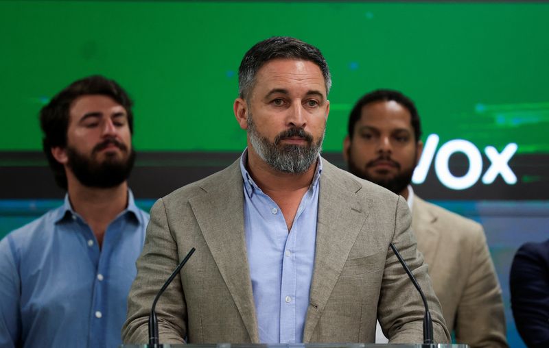 &copy; Reuters. FOTO DE ARCHIVO. El líder del partido de extrema derecha español Vox, Santiago Abascal, mira mientras pronuncia un discurso durante las elecciones generales, frente a la sede del partido, en Madrid, España. 23 de julio de 2023. REUTERS/Vincent West