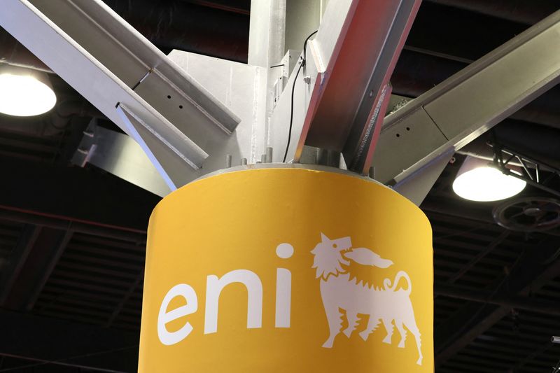 &copy; Reuters. Il logo di Eni è esposto in uno stand durante la fiera dell'energia LNG 2023 a Vancouver, British Columbia, Canada, 12 luglio 2023. REUTERS/Chris Helgren/File Photo