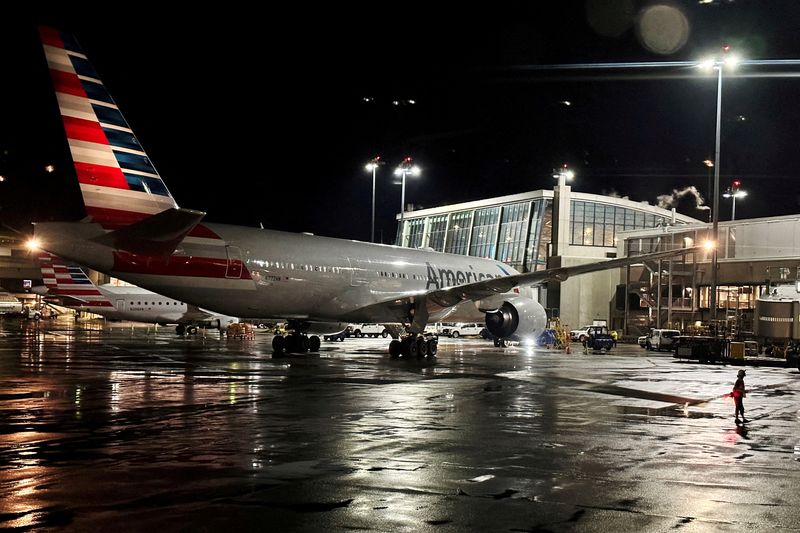 © Reuters. An American Airlines plane sits at a gate at Logan Airport ahead of the July 4th holiday in Boston, Massachusetts, U.S., June 28, 2023. REUTERS/Brian Snyder/File Photo