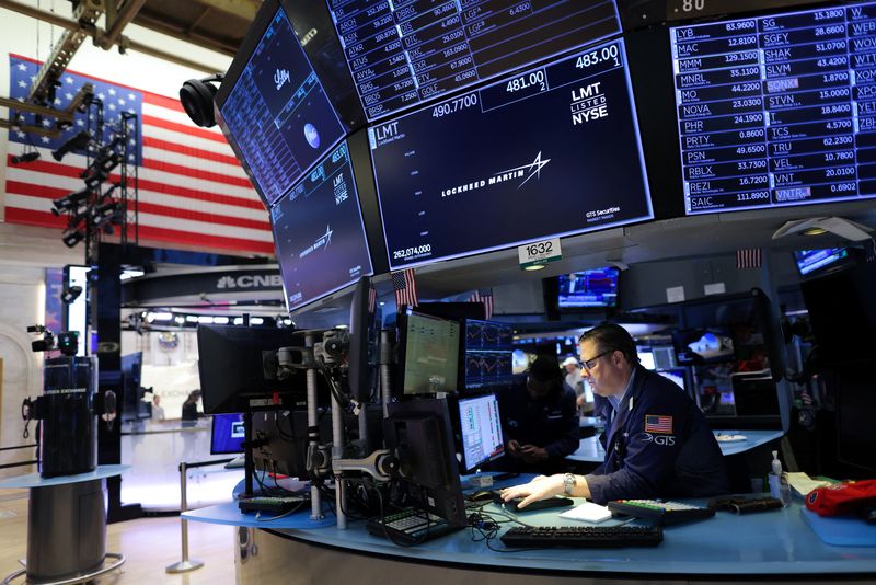 © Reuters. A trader works on the trading floor at the New York Stock Exchange (NYSE) in Manhattan, New York City, U.S., November 11, 2022. REUTERS/Andrew Kelly/File Photo