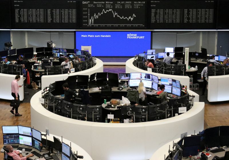 &copy; Reuters. شاشات إلكترونية تعرض حركة تداول الأسهم على مؤشر داكس الألماني ببورصة فرانكفورت يوم الاثنين . تصوير : رويترز .   