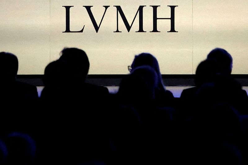 &copy; Reuters. FOTO DE ARCHIVO. El logo de LVMH Moet Hennessy Louis Vuitton se ve durante la reunión de accionistas de la compañía en París, Francia, el 20 de abril de 2023.. REUTERS/Gonzalo Fuentes