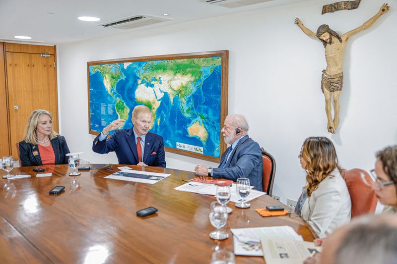 &copy; Reuters. Presidente Lula durante reunião com administrador da Nasa, Bill Nelson, e a embaixadora dos EUA, Elizabeth Frawley Bagley, no Planalto
24/07/2023
Presidência da República/Divulgação via REUTERS