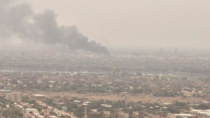 &copy; Reuters. أدخنة سوداء في سماء الخرطوم يوم 28 أبريل نيسان 2023. صورة مأخوذة من تسجيل مصور على وسائل التواصل الاجتماعي حصلت عليها رويترز من طرف ثالث
