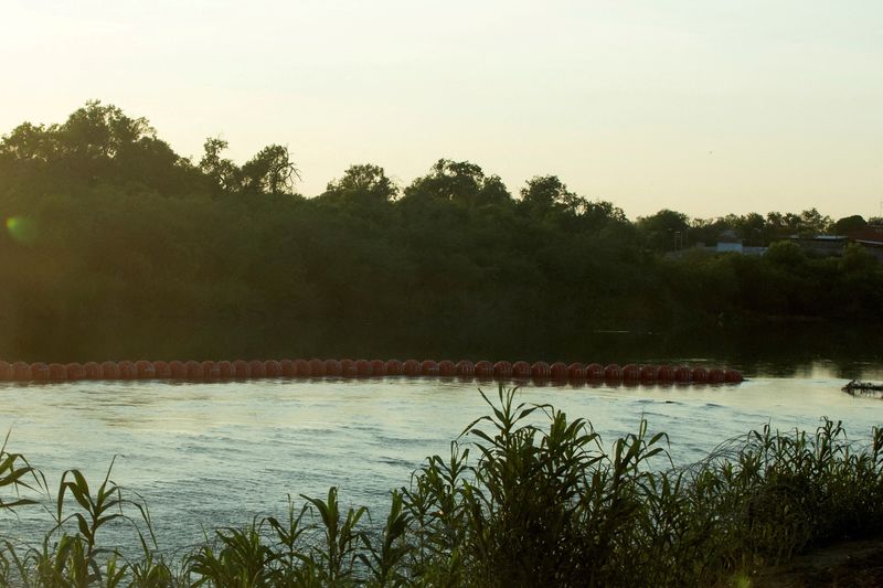 &copy; Reuters. FILE PHOTO: An unfinished strand of orange buoys sits in the Rio Grande River in response to migrants crossing the river, near Eagle Pass, Texas, U.S., July 11, 2023. REUTERS/Kaylee Greenlee Beal/File Photo