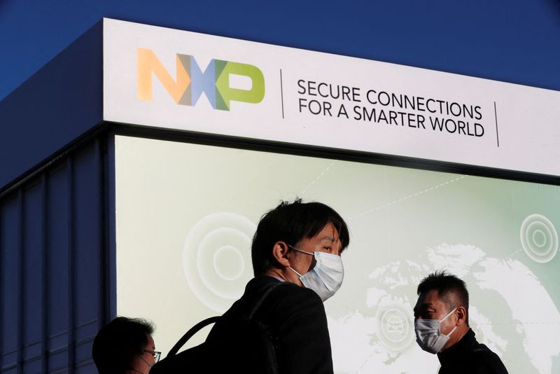 © Reuters. FILE PHOTO: Attendees stand outside the NXP booth as they wait for the start of the second day of CES 2023, an annual consumer electronics trade show, in Las Vegas, Nevada, U.S. January 6, 2023.  REUTERS/Steve Marcus/File Photo