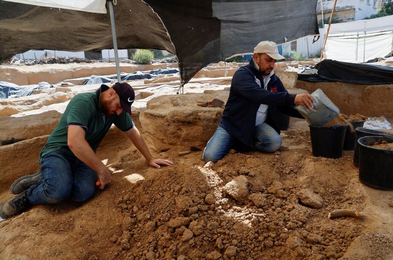 &copy; Reuters. Arqueólogos que trabalham em um cemitério romano de 2.000 anos descoberto em Gaza no ano passado encontraram pelo menos 125 túmulos
23/07/2023
REUTERS/Mohammed Salem