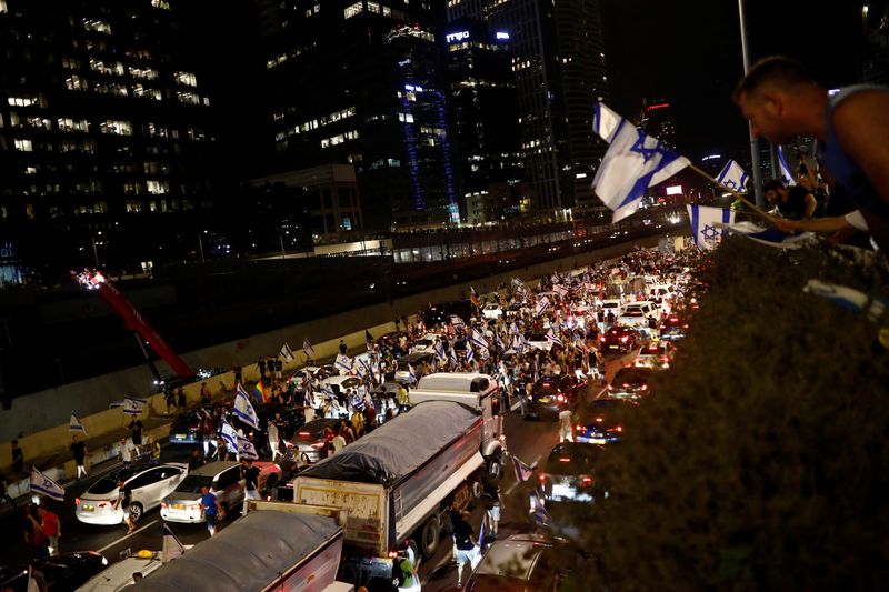 © Reuters. Protesters block part of Ayalon Highway during a demonstration following a parliament vote on a contested bill that limits Supreme Court powers to void some government decisions, in Tel Aviv, Israel, July 24, 2023. REUTERS/Corinna Kern