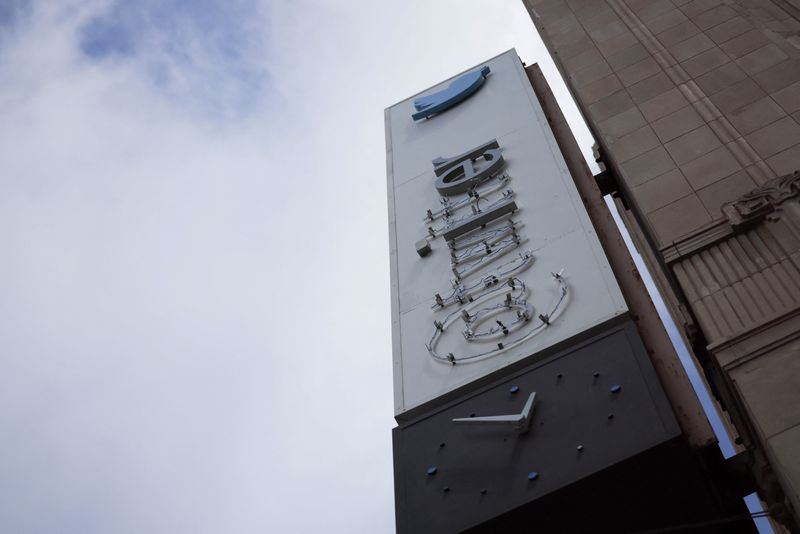 © Reuters. A partially dismantled Twitter's sign is seen at Twitter's corporate headquarters building as Elon Musk renamed Twitter as X and unveiled a new logo, in downtown San Francisco, California, U.S., July 24, 2023. REUTERS/Carlos Barria