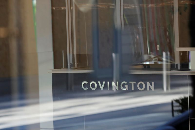 &copy; Reuters. Signage is seen outside of the law firm Covington & Burling LLP in Washington, D.C., U.S., August 30, 2020. REUTERS/Andrew Kelly