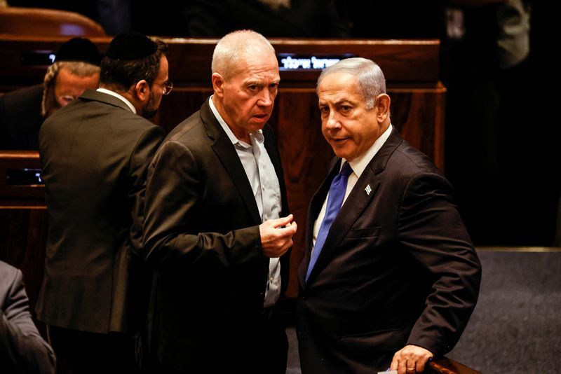 &copy; Reuters. Ministro da Defesa israelense, Yoav Gallant, conversa com o primeiro-ministro de Israel, Benjamin Netanyahu, durante votação na Suprema Corte, em Jerusálem
24/7/2023 REUTERS/Amir Cohen