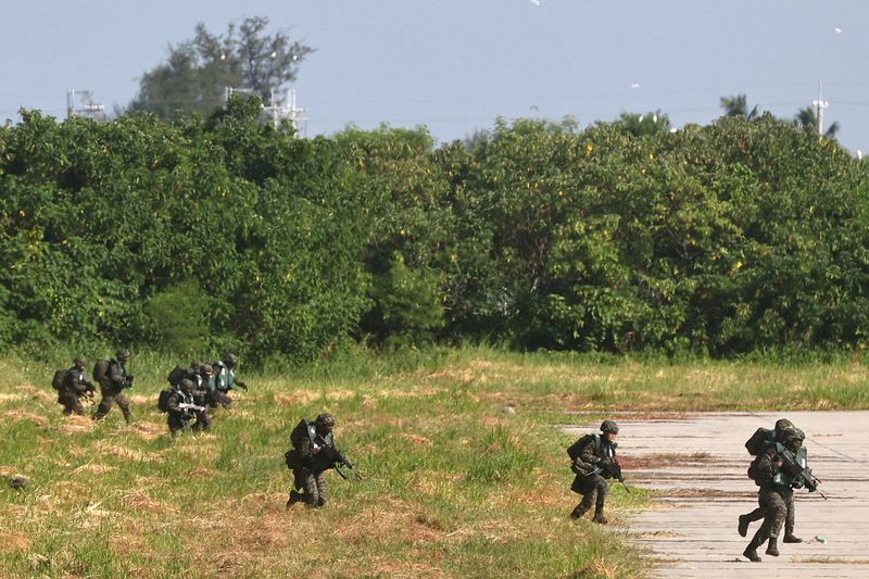 &copy; Reuters. 　７月２５日、台湾国防部（国防省）は、大型台風が接近していることから前日に始まった年次軍事演習「漢光」の一部を中止した。写真は昨年の軍事演習の様子。台湾の屏東で昨年７月撮