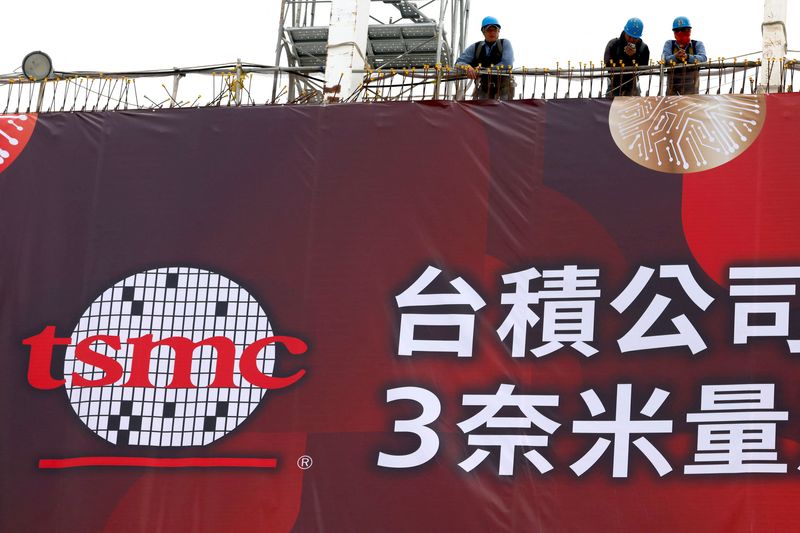 &copy; Reuters. FOTO DE ARCHIVO: Trabajadores de la construcción de pie mientras el gigante de chips TSMC celebra una ceremonia para iniciar la producción en masa de sus chips más avanzados de 3 nanómetros en la ciudad sureña de Tainan, Taiwán. 29 de diciembre, 202
