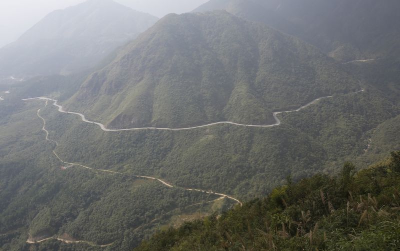 &copy; Reuters. FILE PHOTO: O Quy Ho pass is seen in Vietnam's northern Lai Chau province, October 18, 2015. O Quy Ho is one of four passes in Vietnam connecting Lao Cai province to Lai Chau province. REUTERS/Kham